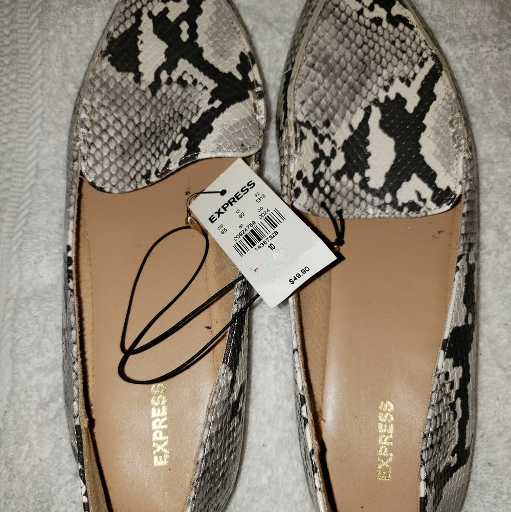 Pointy toe snakeskin loafers